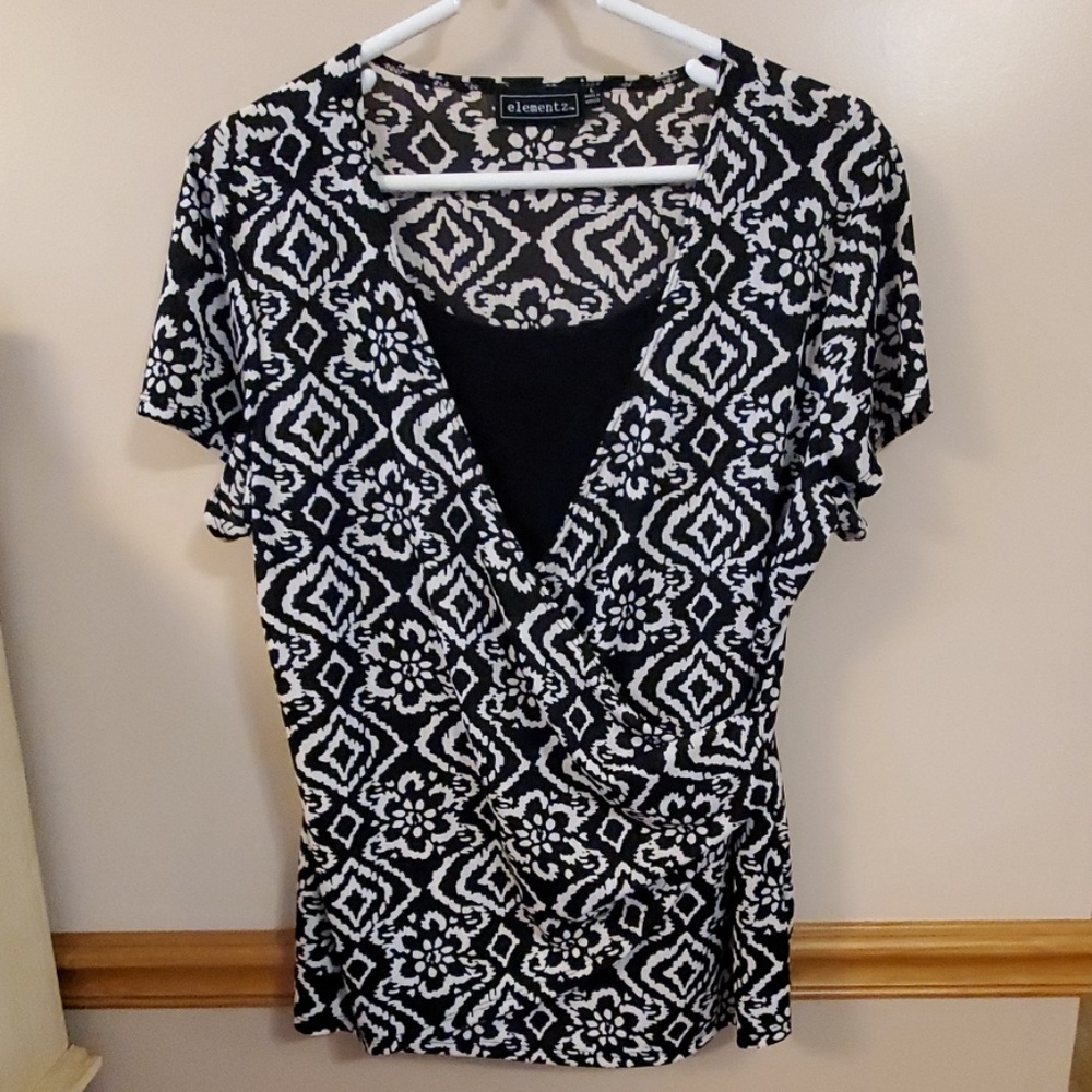 Short sleeve black and white blouse